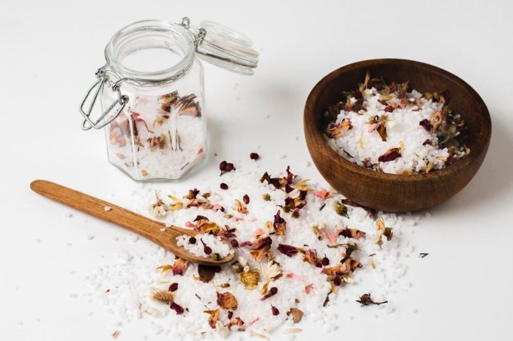 دليل شامل عن خلطة أملاح الاستحمام وفوائدها للاسترخاء